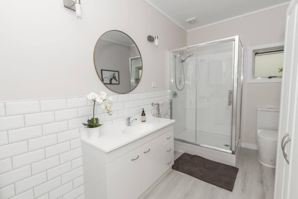 Rustling Oaks Nz Boho Pool House Hotel Cambridge Eksteriør billede