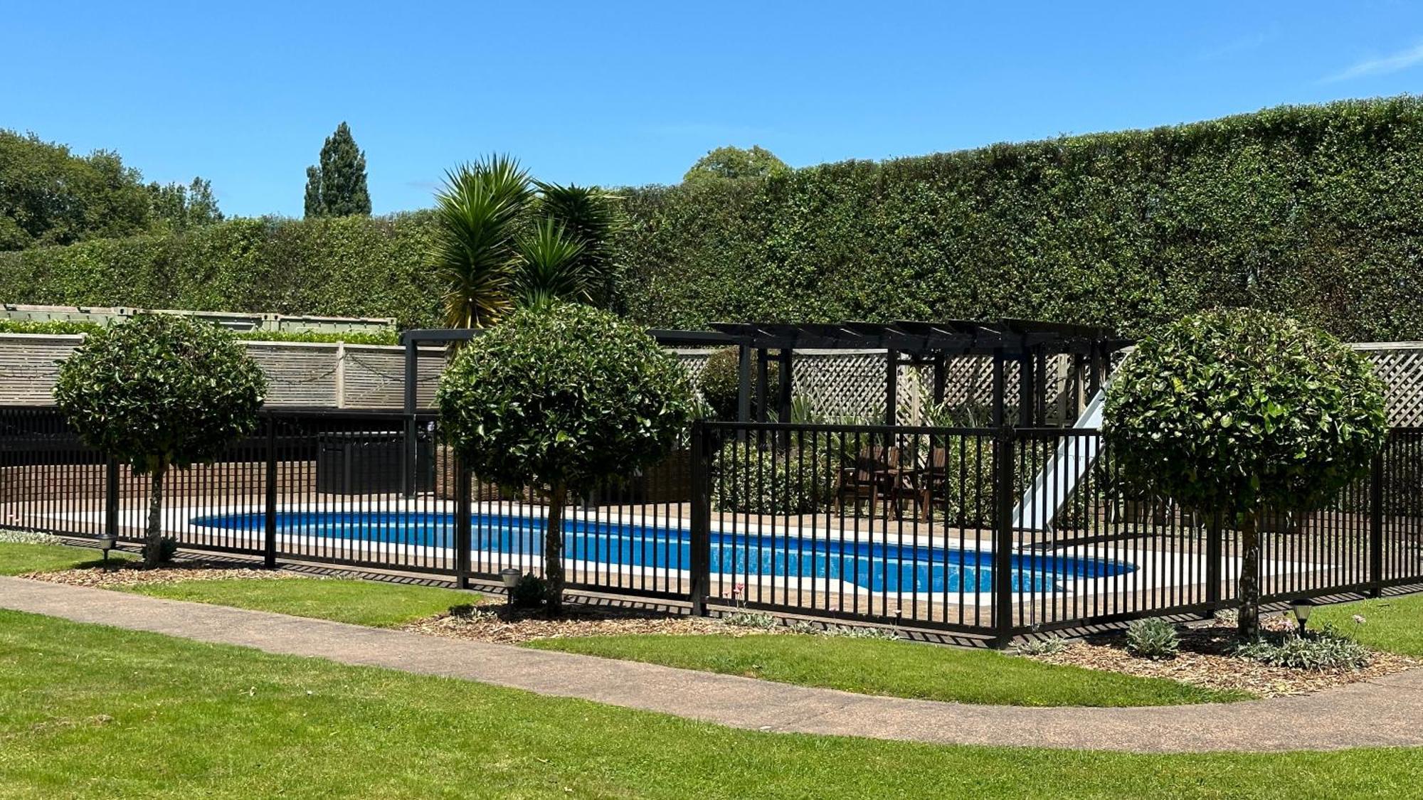 Rustling Oaks Nz Boho Pool House Hotel Cambridge Eksteriør billede